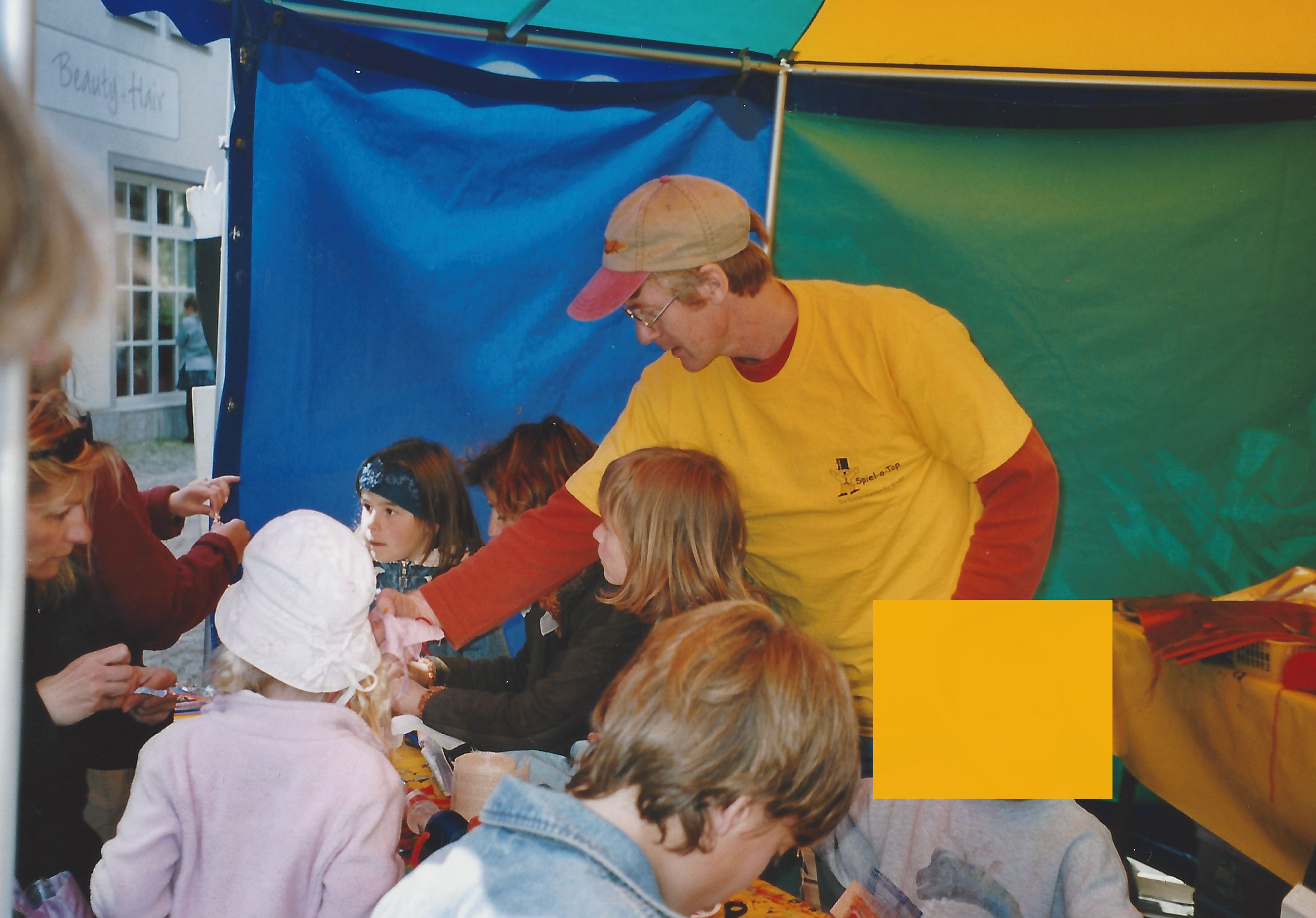 Spielleiter bei Basteltisch als Teil der Kinderanimationin Marktbreit
